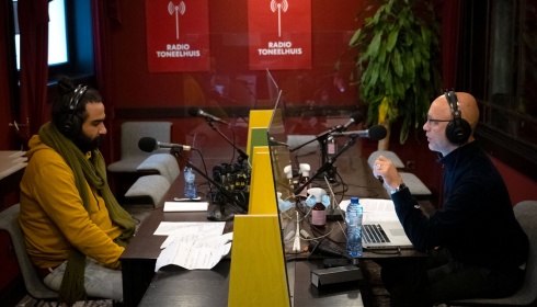 Radio Toneelhuis: Mokhallad Rasem en Kuno Bakker maken "slow radio"